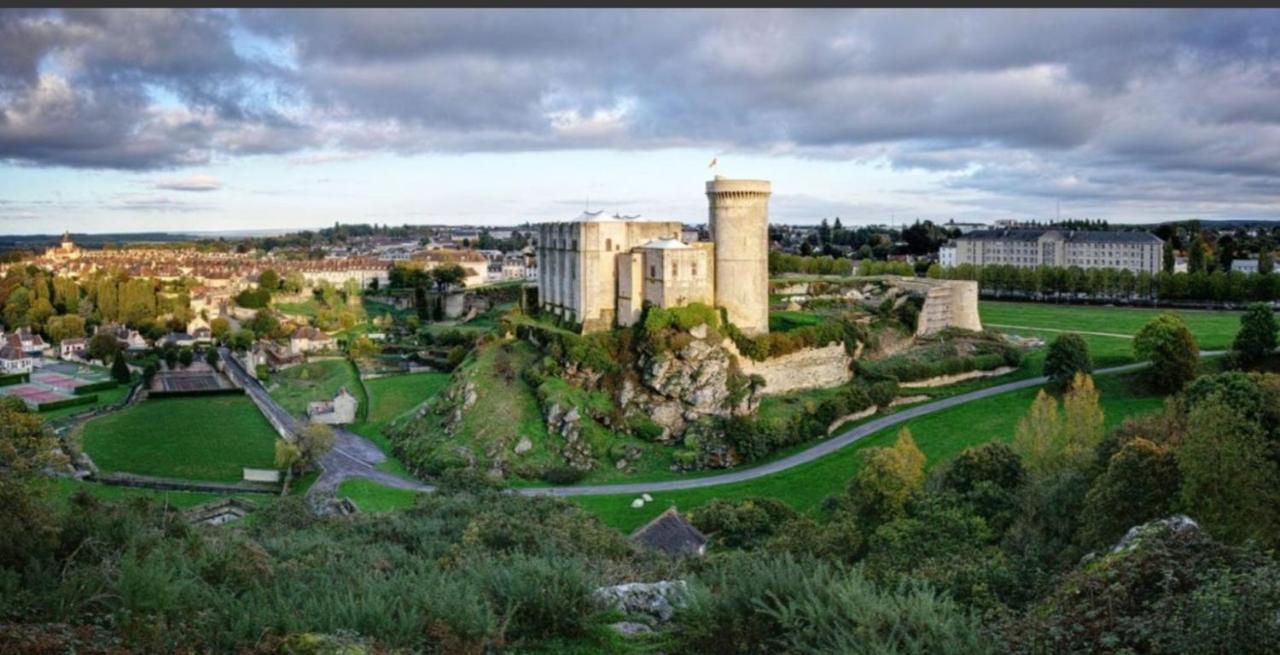 La Chambre Des Remparts Falaise  Exterior photo